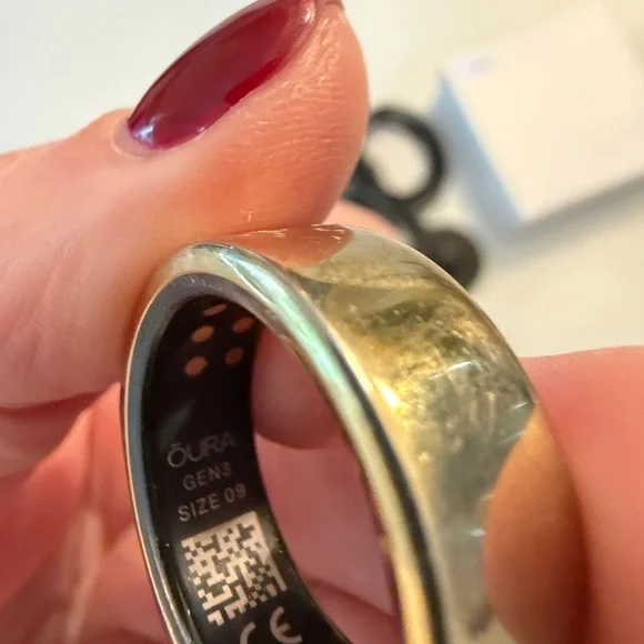 Oura Gold Ring with 2 Chargers - Picture 3 of 4